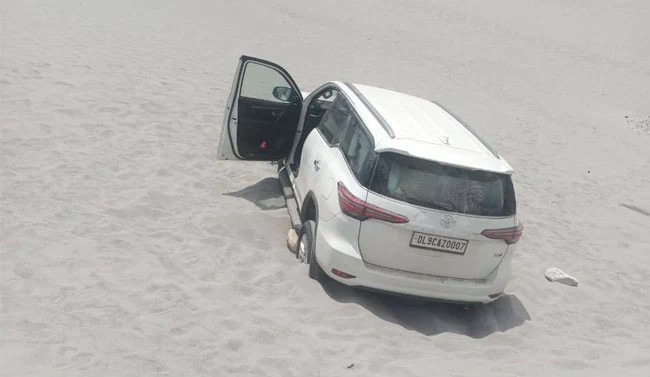 Couple Driving Fortuner On Ladakh's Dune Angers Internet, Fined 50,000