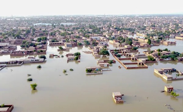 Pak Floods Kill 1,000, Helicopters Can't Find Dry Spots To Land With Aid