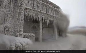“Like A Scene Out Of Frozen”: Winter Snow Covers Cars And Houses In US